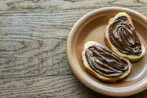 rebanadas de baguette con crema de chocolate foto