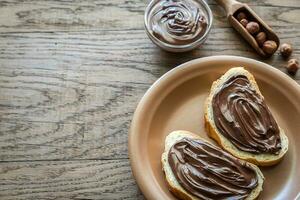 rebanadas de baguette con crema de chocolate foto