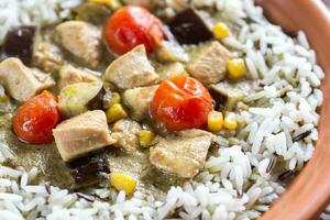 tailandés verde pollo curry con mezcla de blanco y salvaje arroz foto