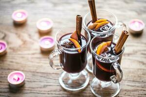 copas de vino caliente a la luz de las velas foto