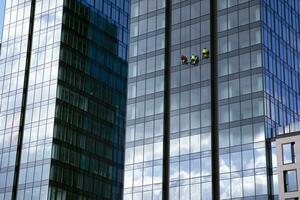 vaso edificio con transparente fachada de el edificio y azul cielo. estructural vaso pared reflejando azul cielo. resumen moderno arquitectura fragmento. contemporáneo arquitectónico antecedentes. foto