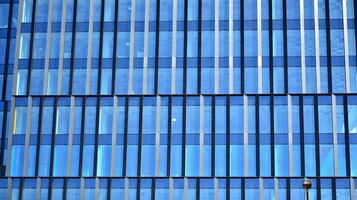 vaso edificio con transparente fachada de el edificio y azul cielo. estructural vaso pared reflejando azul cielo. resumen moderno arquitectura fragmento. contemporáneo arquitectónico antecedentes. foto