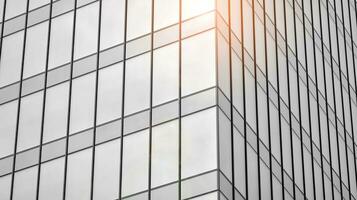 vaso moderno edificio con azul cielo antecedentes. ver y arquitectura detalles. urbano resumen - ventanas de vaso oficina edificio en luz de sol día. negro y blanco. foto