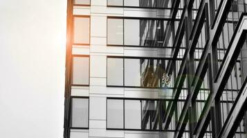 vaso moderno edificio con azul cielo antecedentes. ver y arquitectura detalles. urbano resumen - ventanas de vaso oficina edificio en luz de sol día. negro y blanco. foto