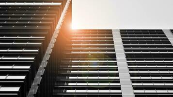 vaso moderno edificio con azul cielo antecedentes. ver y arquitectura detalles. urbano resumen - ventanas de vaso oficina edificio en luz de sol día. negro y blanco. foto