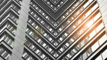 vaso moderno edificio con azul cielo antecedentes. ver y arquitectura detalles. urbano resumen - ventanas de vaso oficina edificio en luz de sol día. negro y blanco. foto