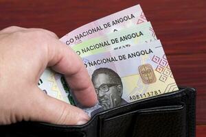 angoleño dinero en el negro billetera foto