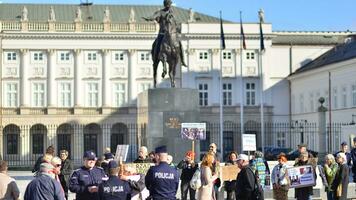 varsovia, Polonia. 24 octubre 2023. manifestación de apoyo para principal ministro electo Donald colmillo en frente de el presidencial palacio. foto