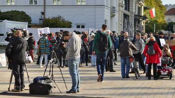 varsovia, Polonia. 24 octubre 2023. manifestación de apoyo para principal ministro electo Donald colmillo en frente de el presidencial palacio. foto