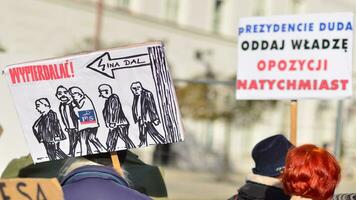 varsovia, Polonia. 24 octubre 2023. manifestación de apoyo para principal ministro electo Donald colmillo en frente de el presidencial palacio. foto