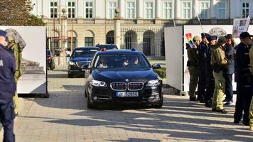 varsovia, Polonia. 24 octubre 2023. polaco principal ministro mateusz morawiecki desfile de automóviles hojas el presidencial palacio. foto