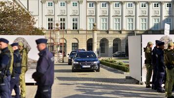 varsovia, Polonia. 24 octubre 2023. polaco principal ministro mateusz morawiecki desfile de automóviles hojas el presidencial palacio. foto