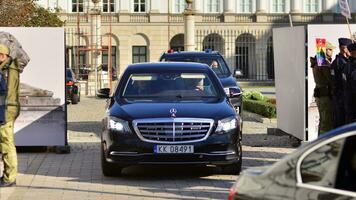 varsovia, Polonia. 24 octubre 2023. polaco principal ministro mateusz morawiecki desfile de automóviles hojas el presidencial palacio. foto