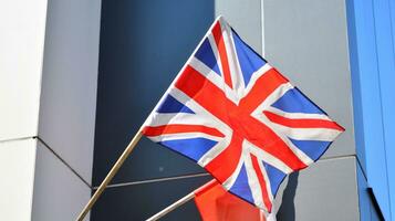 el británico bandera ondulación en el viento foto