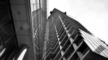 ver de un rascacielos debajo construcción. moderno arquitectura antecedentes. edificio un Alto edificio, el concepto de real inmuebles construcción. negro y blanco. foto