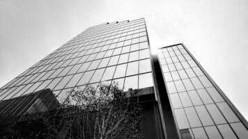 resumen reflexión de moderno ciudad vaso fachadas. moderno oficina edificio detalle, vaso superficie. negro y blanco. foto