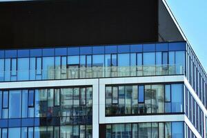 vaso edificio con transparente fachada de el edificio y azul cielo. estructural vaso pared reflejando azul cielo. resumen moderno arquitectura fragmento. contemporáneo arquitectónico antecedentes. foto