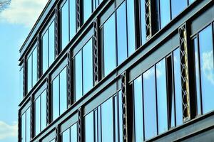 vaso edificio con transparente fachada de el edificio y azul cielo. estructural vaso pared reflejando azul cielo. resumen moderno arquitectura fragmento. contemporáneo arquitectónico antecedentes. foto