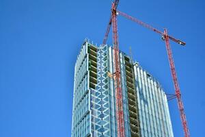 Alto edificio debajo construcción. moderno oficina edificio. foto