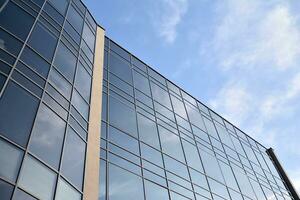 vaso edificio con transparente fachada de el edificio y azul cielo. estructural vaso pared reflejando azul cielo. resumen moderno arquitectura fragmento. contemporáneo arquitectónico antecedentes. foto