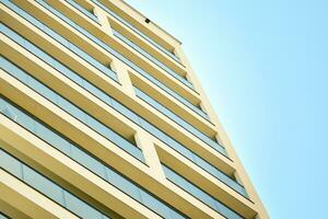 edificios de apartamentos modernos en un día soleado con un cielo azul. fachada de un edificio de apartamentos moderno foto