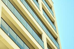 edificios de apartamentos modernos en un día soleado con un cielo azul. fachada de un edificio de apartamentos moderno foto