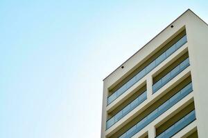 edificios de apartamentos modernos en un día soleado con un cielo azul. fachada de un edificio de apartamentos moderno foto
