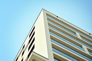 edificios de apartamentos modernos en un día soleado con un cielo azul. fachada de un edificio de apartamentos moderno foto