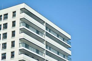 edificios de apartamentos modernos en un día soleado con un cielo azul. fachada de un edificio de apartamentos moderno foto