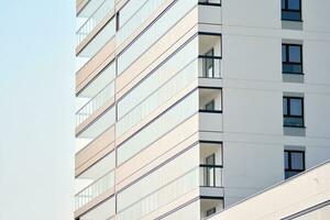 edificios de apartamentos modernos en un día soleado con un cielo azul. fachada de un edificio de apartamentos moderno foto