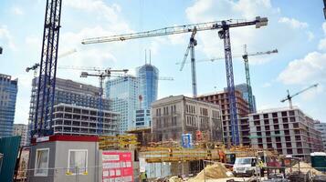 Alto edificio debajo construcción. moderno oficina edificio. foto