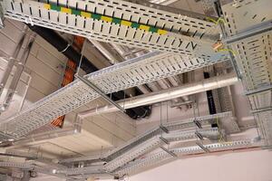 sanitario sistema tubería y eléctrico cables instalado debajo plano losa reforzado hormigón estructura en edificio. foto