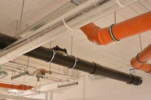 sanitario sistema tubería y eléctrico cables instalado debajo plano losa reforzado hormigón estructura en edificio. foto