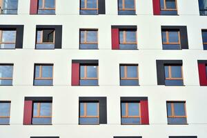 edificios de apartamentos modernos en un día soleado con un cielo azul. fachada de un edificio de apartamentos moderno foto