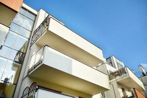 residencial edificio en cielo antecedentes. fachada de un moderno alojamiento construcción con de balcones foto