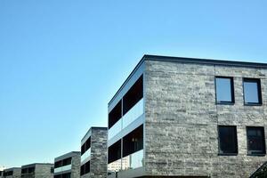 residencial edificio en cielo antecedentes. fachada de un moderno alojamiento construcción con de balcones foto