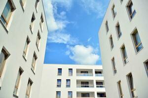 residencial edificio en cielo antecedentes. fachada de un moderno alojamiento construcción con de balcones foto