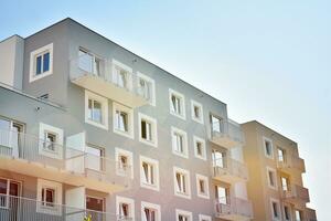 residencial edificio en cielo antecedentes. fachada de un moderno alojamiento construcción con de balcones foto