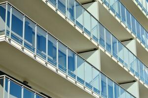 residencial edificio en cielo antecedentes. fachada de un moderno alojamiento construcción con de balcones foto