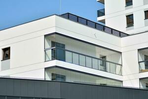 residencial edificio en cielo antecedentes. fachada de un moderno alojamiento construcción con de balcones foto