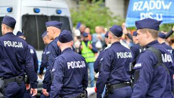 varsovia, Polonia. 1 octubre 2023. marzo de un millón corazones. policía unidades asegurando oposición demostraciones foto