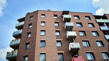 edificios de apartamentos modernos en un día soleado con un cielo azul. fachada de un edificio de apartamentos moderno foto