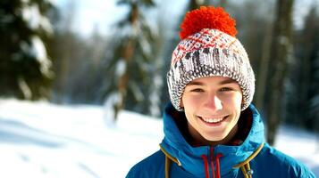 joven esquiador en un de punto sombrero con un pompón soportes en contra el fondo de un invierno paisaje y sonrisas ai generado. foto