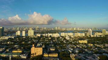 stedelijk horizon van Miami strand en Miami downtown Bij zonsopkomst. antenne visie. Verenigde Staten van Amerika. dar vliegt zijwaarts video