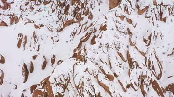 Cappadocia nel inverno. nevoso colline. tacchino. aereo dall'alto al basso Visualizza. fuco mosche inoltrare video