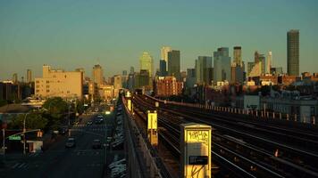 Novo Iorque cidade, EUA - Outubro 1, 2021 elevado linha 7 metrô trem passagem de às nascer do sol dentro rainhas. Manhattan Horizonte Visão video