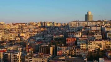 beyoglu distrikt av istanbul på solig morgon- i vår. Kalkon. antenn se. Drönare flugor i sidled. medium skott video