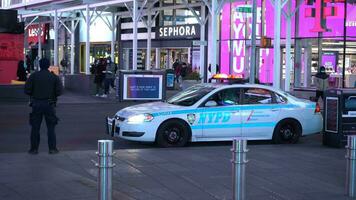 Nouveau york ville, Etats-Unis - janvier 23, 2021 Nouveau york police département sedan voiture à fois carré à nuit. nypd video