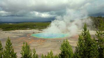 mille dollari prismatico Overlook su nuvoloso giorno. Yellowstone nazionale parco. Wyoming, Stati Uniti d'America. largo tiro video