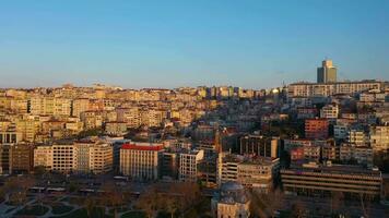 beyoglu distrikt av istanbul på solig morgon- i vår. Kalkon. antenn se. Drönare flugor sidled video